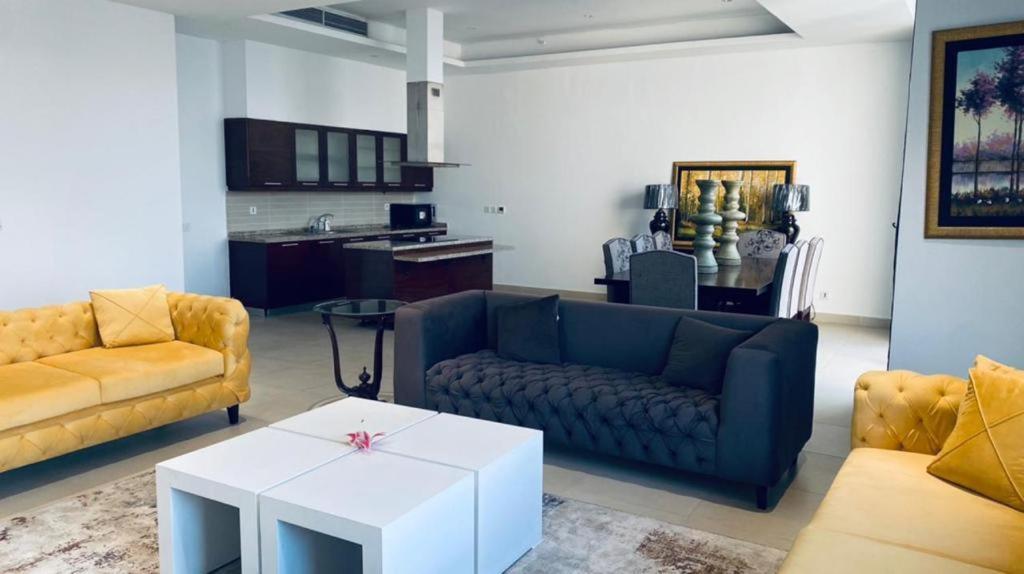 One Constitution Avenue By Goldfinch Aparthotel Исламабад Екстериор снимка